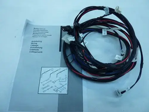 Kabelbaum mit mehreren Drähten und Steckverbindern, bedruckte Zeichnung zur Verdrahtung und Montageanleitung. Produkt von Remeha.